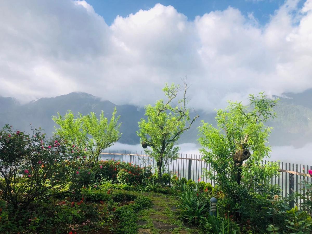 Pao'S Sapa Leisure Hotel Exterior photo View of the mountains from the village