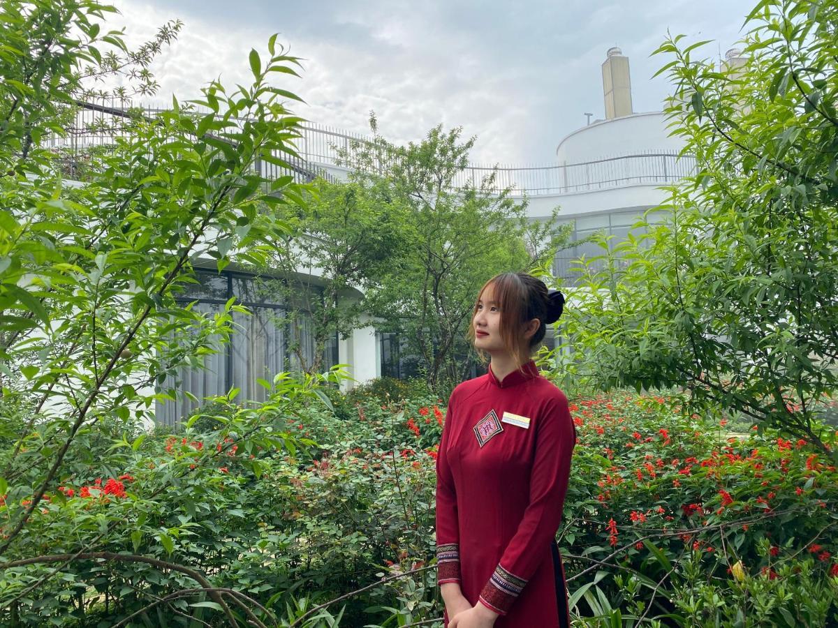 Pao'S Sapa Leisure Hotel Exterior photo A woman wearing a qipao