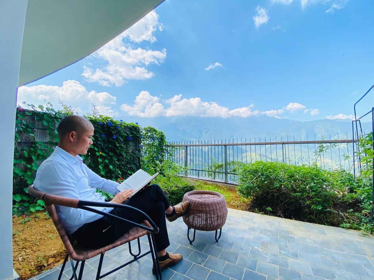 Pao'S Sapa Leisure Hotel Exterior photo A man reading a book on a balcony