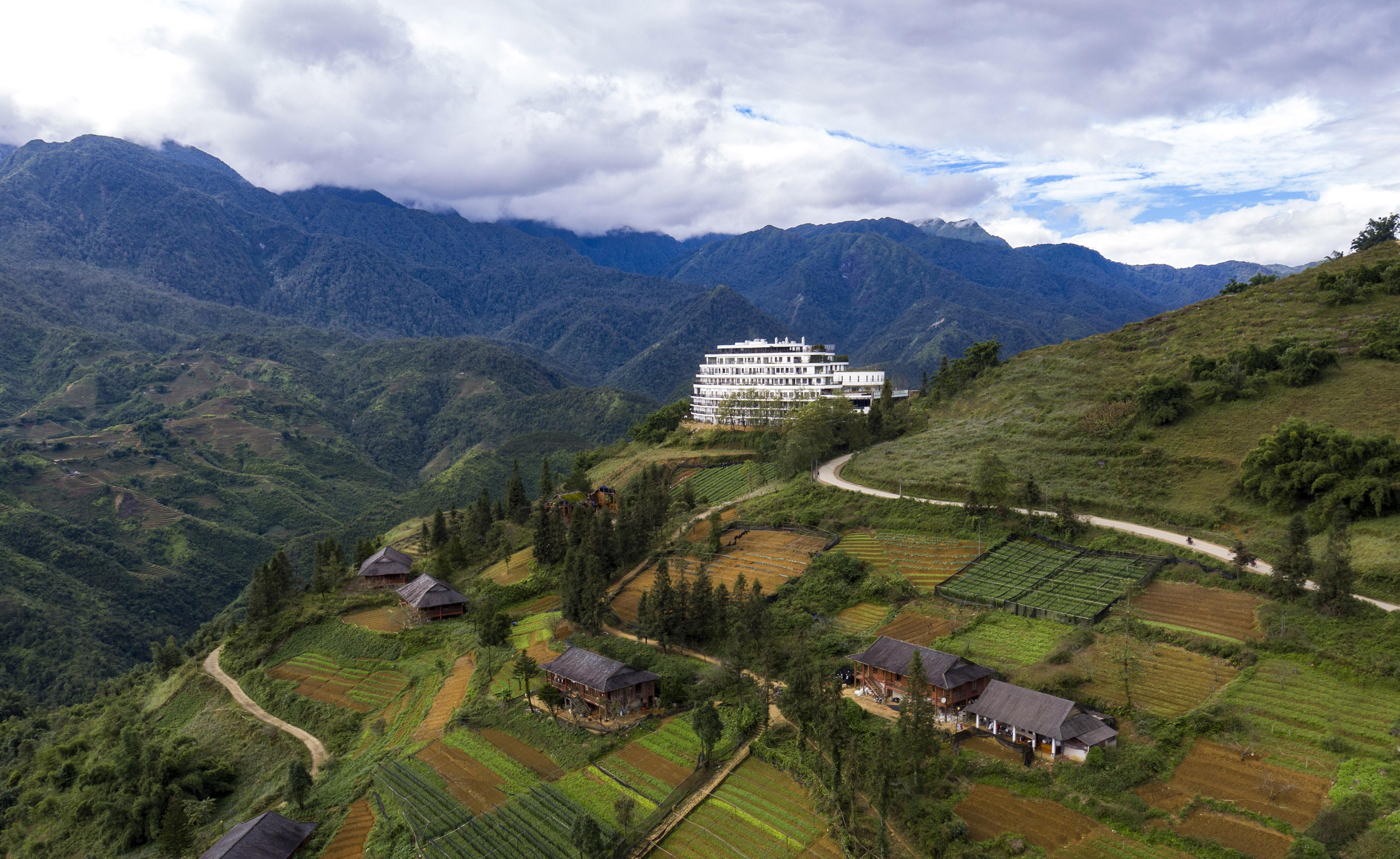 Pao'S Sapa Leisure Hotel Exterior photo Aerial view of the school